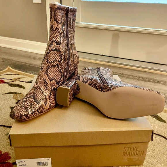 Steve Madden pink snake skin booties. Never been worn - Picture 4 of 4
